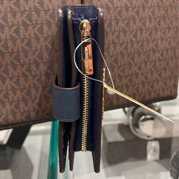 MICHAEL KORS
Medium Crossgrain Leather Wallet
Navy 
NWT - Picture 11 of 16